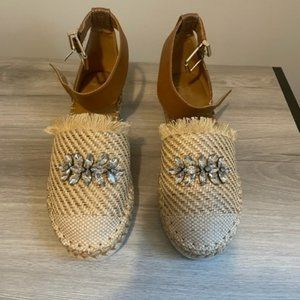 NIB Crown Vintage sandals